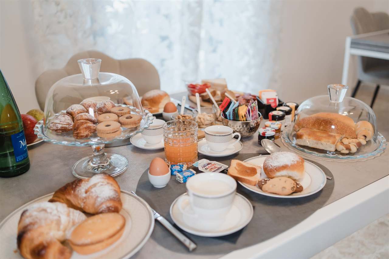 Colazione con prodotti freschi e locali