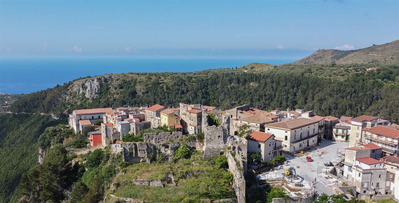 Il castello e il borgo di Camerota